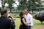 Zeist 8 juli 2021
Bas Nijhuis vraagt zijn vriendin Chantal ten huwelijk. Chantal kwam met een helicopter naar slot Zeist gevlogen. Wolter Kroes zong ze toe.