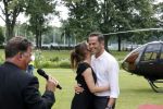 Zeist 8 juli 2021
Bas Nijhuis vraagt zijn vriendin Chantal ten huwelijk. Chantal kwam met een helicopter naar slot Zeist gevlogen. Wolter Kroes zong ze toe.
