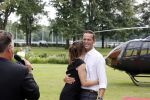 Zeist 8 juli 2021
Bas Nijhuis vraagt zijn vriendin Chantal ten huwelijk. Chantal kwam met een helicopter naar slot Zeist gevlogen. Wolter Kroes zong ze toe.