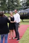 Zeist 8 juli 2021
Bas Nijhuis vraagt zijn vriendin Chantal ten huwelijk. Chantal kwam met een helicopter naar slot Zeist gevlogen. Wolter Kroes zong ze toe.