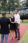 Zeist 8 juli 2021
Bas Nijhuis vraagt zijn vriendin Chantal ten huwelijk. Chantal kwam met een helicopter naar slot Zeist gevlogen. Wolter Kroes zong ze toe.