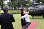 Zeist 8 juli 2021
Bas Nijhuis vraagt zijn vriendin Chantal ten huwelijk. Chantal kwam met een helicopter naar slot Zeist gevlogen. Wolter Kroes zong ze toe.
