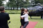 Zeist 8 juli 2021
Bas Nijhuis vraagt zijn vriendin Chantal ten huwelijk. Chantal kwam met een helicopter naar slot Zeist gevlogen. Wolter Kroes zong ze toe.