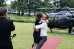 Zeist 8 juli 2021
Bas Nijhuis vraagt zijn vriendin Chantal ten huwelijk. Chantal kwam met een helicopter naar slot Zeist gevlogen. Wolter Kroes zong ze toe.