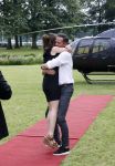 Zeist 8 juli 2021
Bas Nijhuis vraagt zijn vriendin Chantal ten huwelijk. Chantal kwam met een helicopter naar slot Zeist gevlogen. Wolter Kroes zong ze toe.