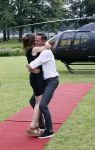 Zeist 8 juli 2021
Bas Nijhuis vraagt zijn vriendin Chantal ten huwelijk. Chantal kwam met een helicopter naar slot Zeist gevlogen. Wolter Kroes zong ze toe.