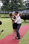 Zeist 8 juli 2021
Bas Nijhuis vraagt zijn vriendin Chantal ten huwelijk. Chantal kwam met een helicopter naar slot Zeist gevlogen. Wolter Kroes zong ze toe.