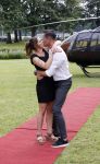 Zeist 8 juli 2021
Bas Nijhuis vraagt zijn vriendin Chantal ten huwelijk. Chantal kwam met een helicopter naar slot Zeist gevlogen. Wolter Kroes zong ze toe.