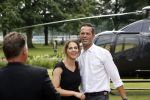 Zeist 8 juli 2021
Bas Nijhuis vraagt zijn vriendin Chantal ten huwelijk. Chantal kwam met een helicopter naar slot Zeist gevlogen. Wolter Kroes zong ze toe.