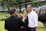 Zeist 8 juli 2021
Bas Nijhuis vraagt zijn vriendin Chantal ten huwelijk. Chantal kwam met een helicopter naar slot Zeist gevlogen. Wolter Kroes zong ze toe.