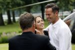 Zeist 8 juli 2021
Bas Nijhuis vraagt zijn vriendin Chantal ten huwelijk. Chantal kwam met een helicopter naar slot Zeist gevlogen. Wolter Kroes zong ze toe.