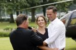 Zeist 8 juli 2021
Bas Nijhuis vraagt zijn vriendin Chantal ten huwelijk. Chantal kwam met een helicopter naar slot Zeist gevlogen. Wolter Kroes zong ze toe.