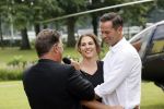 Zeist 8 juli 2021
Bas Nijhuis vraagt zijn vriendin Chantal ten huwelijk. Chantal kwam met een helicopter naar slot Zeist gevlogen. Wolter Kroes zong ze toe.