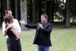 Zeist 8 juli 2021
Bas Nijhuis vraagt zijn vriendin Chantal ten huwelijk. Chantal kwam met een helicopter naar slot Zeist gevlogen. Wolter Kroes zong ze toe.