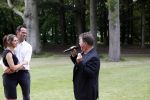 Zeist 8 juli 2021
Bas Nijhuis vraagt zijn vriendin Chantal ten huwelijk. Chantal kwam met een helicopter naar slot Zeist gevlogen. Wolter Kroes zong ze toe.