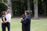 Zeist 8 juli 2021
Bas Nijhuis vraagt zijn vriendin Chantal ten huwelijk. Chantal kwam met een helicopter naar slot Zeist gevlogen. Wolter Kroes zong ze toe.