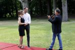 Zeist 8 juli 2021
Bas Nijhuis vraagt zijn vriendin Chantal ten huwelijk. Chantal kwam met een helicopter naar slot Zeist gevlogen. Wolter Kroes zong ze toe.