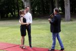 Zeist 8 juli 2021
Bas Nijhuis vraagt zijn vriendin Chantal ten huwelijk. Chantal kwam met een helicopter naar slot Zeist gevlogen. Wolter Kroes zong ze toe.