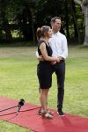 Zeist 8 juli 2021
Bas Nijhuis vraagt zijn vriendin Chantal ten huwelijk. Chantal kwam met een helicopter naar slot Zeist gevlogen. Wolter Kroes zong ze toe.