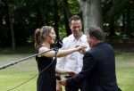Zeist 8 juli 2021
Bas Nijhuis vraagt zijn vriendin Chantal ten huwelijk. Chantal kwam met een helicopter naar slot Zeist gevlogen. Wolter Kroes zong ze toe.