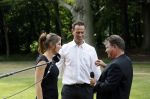 Zeist 8 juli 2021
Bas Nijhuis vraagt zijn vriendin Chantal ten huwelijk. Chantal kwam met een helicopter naar slot Zeist gevlogen. Wolter Kroes zong ze toe.