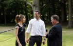 Zeist 8 juli 2021
Bas Nijhuis vraagt zijn vriendin Chantal ten huwelijk. Chantal kwam met een helicopter naar slot Zeist gevlogen. Wolter Kroes zong ze toe.