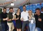 Zeist 8 juli 2021
Bas Nijhuis vraagt zijn vriendin Chantal ten huwelijk. Chantal kwam met een helicopter naar slot Zeist gevlogen. Wolter Kroes zong ze toe. Wilfred Genee Niels v Baalen Florentien van der Meulen en Wolter Kroes