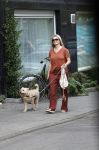 Amsterdam 17 juni 2021
Bridget Maasland laat haar hond uit.