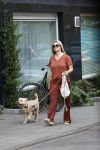 Amsterdam 17 juni 2021
Bridget Maasland laat haar hond uit.