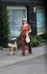 Amsterdam 17 juni 2021
Bridget Maasland laat haar hond uit.