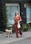 Amsterdam 17 juni 2021
Bridget Maasland laat haar hond uit.