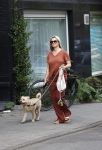 Amsterdam 17 juni 2021
Bridget Maasland laat haar hond uit.