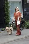Amsterdam 17 juni 2021
Bridget Maasland laat haar hond uit.