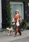 Amsterdam 17 juni 2021
Bridget Maasland laat haar hond uit.