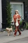 Amsterdam 17 juni 2021
Bridget Maasland laat haar hond uit.