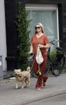 Amsterdam 17 juni 2021
Bridget Maasland laat haar hond uit.