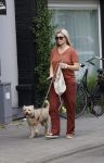 Amsterdam 17 juni 2021
Bridget Maasland laat haar hond uit.