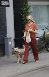Amsterdam 17 juni 2021
Bridget Maasland laat haar hond uit.