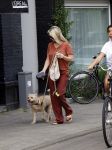 Amsterdam 17 juni 2021
Bridget Maasland laat haar hond uit.