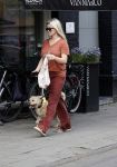 Amsterdam 17 juni 2021
Bridget Maasland laat haar hond uit.