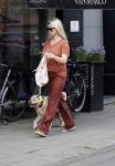 Amsterdam 17 juni 2021
Bridget Maasland laat haar hond uit.