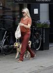 Amsterdam 17 juni 2021
Bridget Maasland laat haar hond uit.