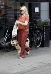 Amsterdam 17 juni 2021
Bridget Maasland laat haar hond uit.