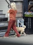 Amsterdam 17 juni 2021
Bridget Maasland laat haar hond uit.