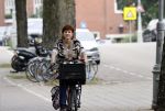 Amsterdam 13 juli 2021
Chazia Mourali op de fiets in Amsterdam zuid.