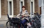 Amsterdam 13 juli 2021
Chazia Mourali op de fiets in Amsterdam zuid.