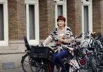 Amsterdam 13 juli 2021
Chazia Mourali op de fiets in Amsterdam zuid.