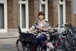 Amsterdam 13 juli 2021
Chazia Mourali op de fiets in Amsterdam zuid.