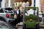 Amsterdam 5 juli 2021
Connie Witteman doet boodschappen op de cornelis schuytstraat. Met haar biro CCCC karretje