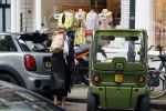 Amsterdam 5 juli 2021
Connie Witteman doet boodschappen op de cornelis schuytstraat. Met haar biro CCCC karretje